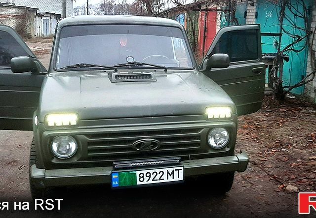 Зеленый ВАЗ Нива, объемом двигателя 17 л и пробегом 322 тыс. км за 4500 $, фото 2 на Automoto.ua