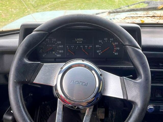 Зеленый ВАЗ Нива, объемом двигателя 1.7 л и пробегом 235 тыс. км за 2700 $, фото 4 на Automoto.ua