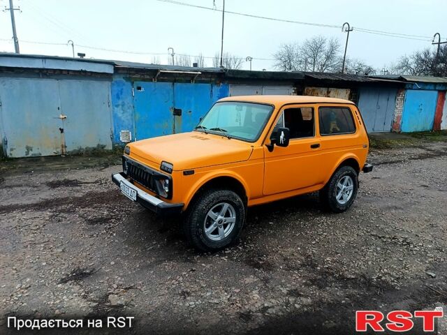 Помаранчевий ВАЗ Нива, об'ємом двигуна 1.5 л та пробігом 250 тис. км за 3800 $, фото 1 на Automoto.ua