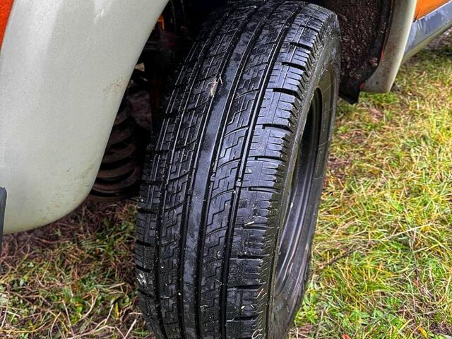 Оранжевый ВАЗ Нива, объемом двигателя 1.6 л и пробегом 300 тыс. км за 1999 $, фото 4 на Automoto.ua