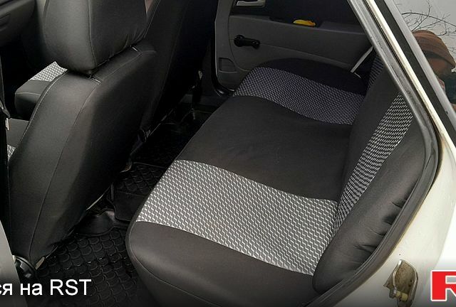 Белый ВАЗ Priora, объемом двигателя 1.6 л и пробегом 160 тыс. км за 2650 $, фото 6 на Automoto.ua