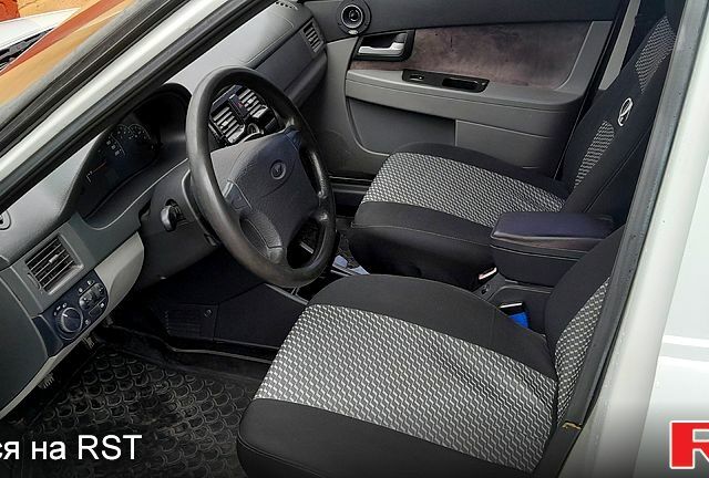 Белый ВАЗ Priora, объемом двигателя 1.6 л и пробегом 160 тыс. км за 2650 $, фото 4 на Automoto.ua