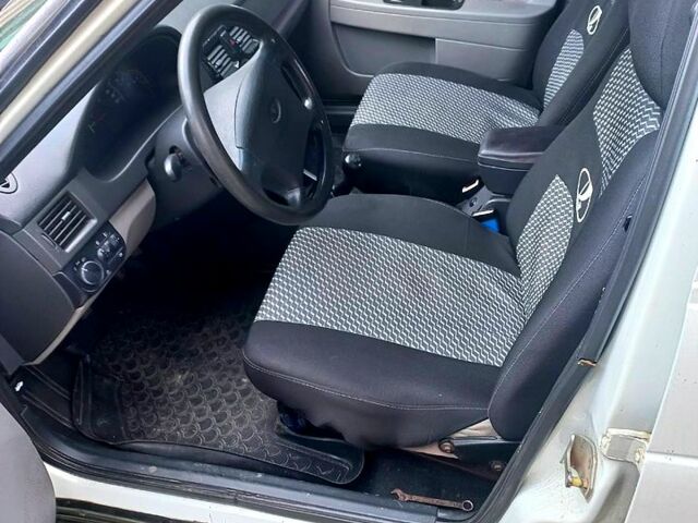 Белый ВАЗ Priora, объемом двигателя 1.6 л и пробегом 161 тыс. км за 2450 $, фото 1 на Automoto.ua