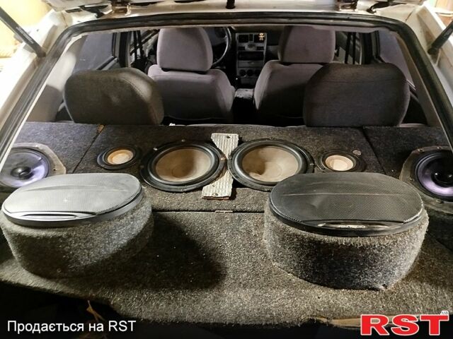 Білий ВАЗ Priora, об'ємом двигуна 1.6 л та пробігом 230 тис. км за 2150 $, фото 7 на Automoto.ua