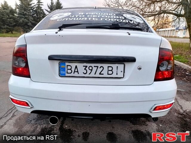 Білий ВАЗ Priora, об'ємом двигуна 1.6 л та пробігом 230 тис. км за 2150 $, фото 3 на Automoto.ua
