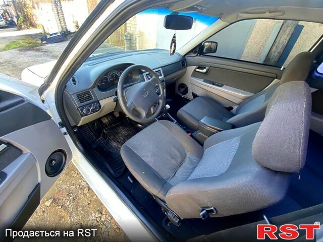 Білий ВАЗ Priora, об'ємом двигуна 1.6 л та пробігом 183 тис. км за 6200 $, фото 6 на Automoto.ua
