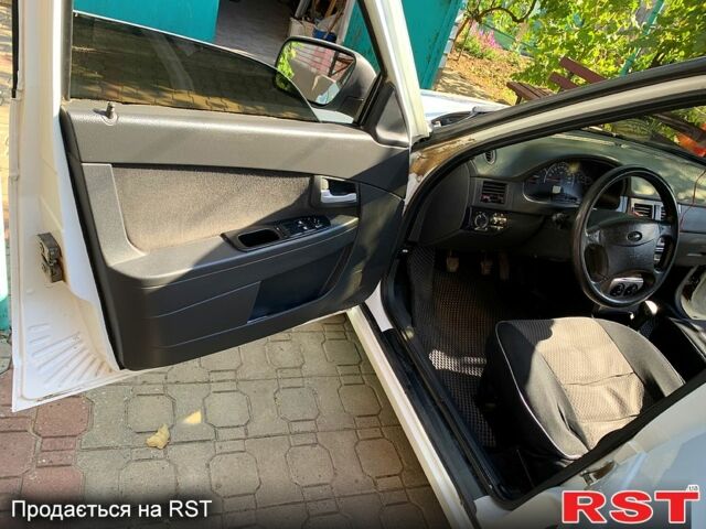 Белый ВАЗ Priora, объемом двигателя 1.6 л и пробегом 243 тыс. км за 3450 $, фото 1 на Automoto.ua