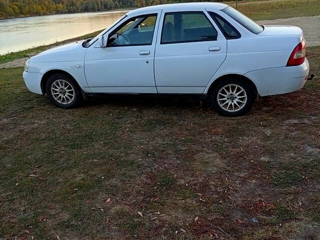 Белый ВАЗ Priora, объемом двигателя 1.6 л и пробегом 24 тыс. км за 2000 $, фото 3 на Automoto.ua