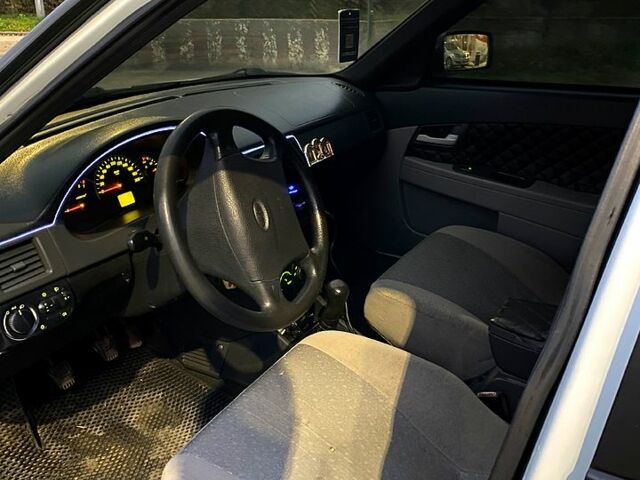 Белый ВАЗ Priora, объемом двигателя 1.6 л и пробегом 230 тыс. км за 4500 $, фото 6 на Automoto.ua