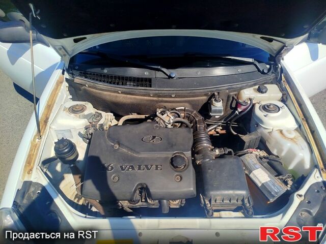 Белый ВАЗ Priora, объемом двигателя 1.6 л и пробегом 155 тыс. км за 4100 $, фото 2 на Automoto.ua