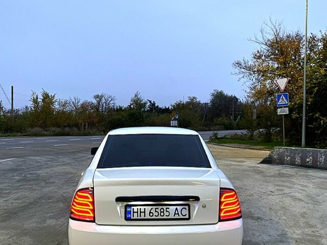 Белый ВАЗ Priora, объемом двигателя 1.6 л и пробегом 230 тыс. км за 4500 $, фото 3 на Automoto.ua