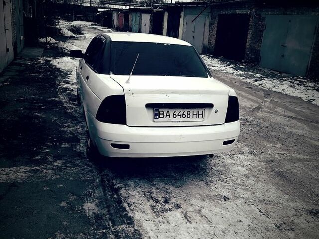 Белый ВАЗ Priora, объемом двигателя 1.6 л и пробегом 200 тыс. км за 2300 $, фото 4 на Automoto.ua