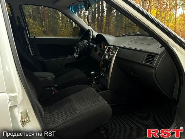 Белый ВАЗ Priora, объемом двигателя 1.6 л и пробегом 120 тыс. км за 6000 $, фото 10 на Automoto.ua