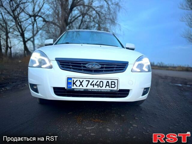 Белый ВАЗ Priora, объемом двигателя 1.6 л и пробегом 280 тыс. км за 3500 $, фото 1 на Automoto.ua