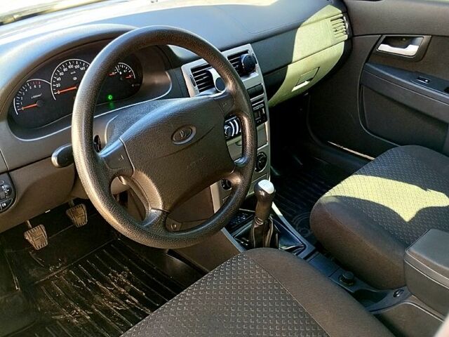 Белый ВАЗ Priora, объемом двигателя 1.6 л и пробегом 160 тыс. км за 3350 $, фото 2 на Automoto.ua