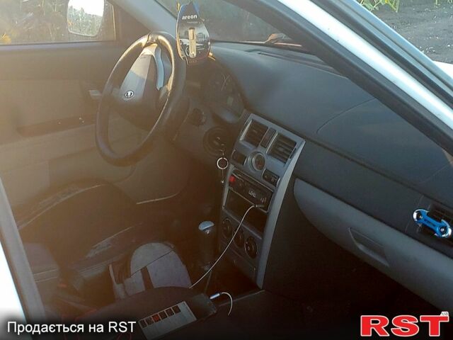 Белый ВАЗ Priora, объемом двигателя 1.6 л и пробегом 0 тыс. км за 2500 $, фото 4 на Automoto.ua