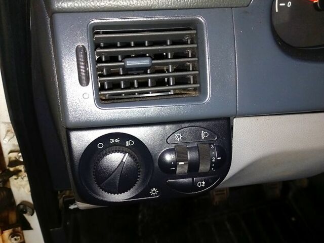 Белый ВАЗ Priora, объемом двигателя 1.6 л и пробегом 60 тыс. км за 3850 $, фото 6 на Automoto.ua