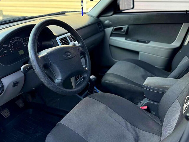Черный ВАЗ Priora, объемом двигателя 1.6 л и пробегом 165 тыс. км за 2100 $, фото 4 на Automoto.ua