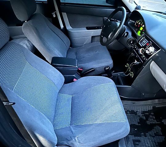 Черный ВАЗ Priora, объемом двигателя 1.6 л и пробегом 268 тыс. км за 3100 $, фото 9 на Automoto.ua
