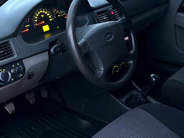 Черный ВАЗ Priora, объемом двигателя 1.6 л и пробегом 190 тыс. км за 3100 $, фото 10 на Automoto.ua