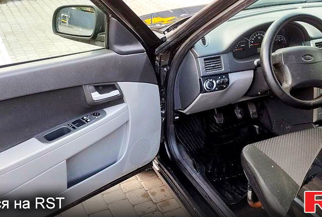Черный ВАЗ Priora, объемом двигателя 1.6 л и пробегом 170 тыс. км за 3300 $, фото 6 на Automoto.ua