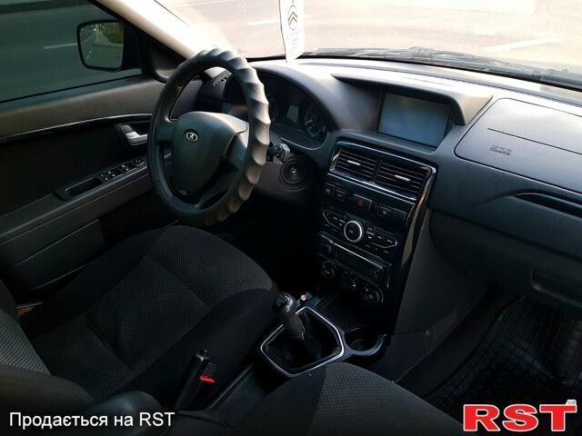 Красный ВАЗ Priora, объемом двигателя 1.6 л и пробегом 118 тыс. км за 3900 $, фото 7 на Automoto.ua