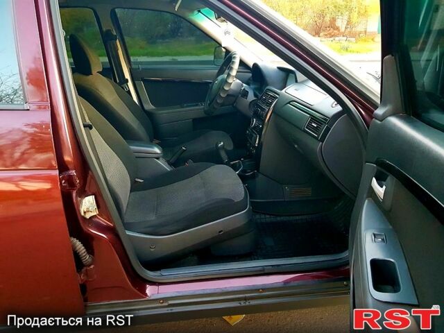 Красный ВАЗ Priora, объемом двигателя 1.6 л и пробегом 118 тыс. км за 3900 $, фото 8 на Automoto.ua