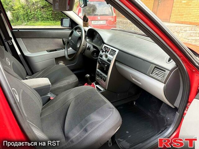 Красный ВАЗ Priora, объемом двигателя 1.6 л и пробегом 127 тыс. км за 2300 $, фото 4 на Automoto.ua