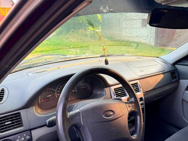 Красный ВАЗ Priora, объемом двигателя 1.6 л и пробегом 250 тыс. км за 3200 $, фото 4 на Automoto.ua