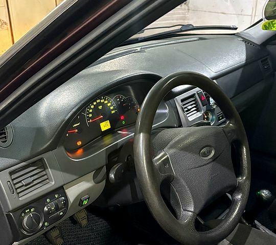 Червоний ВАЗ Priora, об'ємом двигуна 1.6 л та пробігом 187 тис. км за 3000 $, фото 6 на Automoto.ua