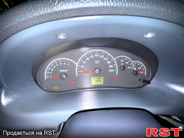 Красный ВАЗ Priora, объемом двигателя 1.6 л и пробегом 250 тыс. км за 3200 $, фото 12 на Automoto.ua