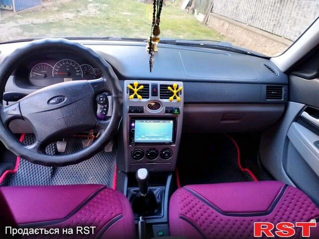 Красный ВАЗ Priora, объемом двигателя 1.6 л и пробегом 78 тыс. км за 3300 $, фото 2 на Automoto.ua