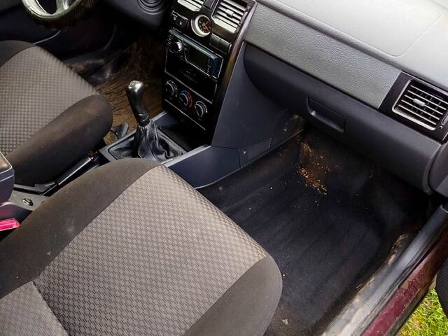 Красный ВАЗ Priora, объемом двигателя 1.6 л и пробегом 270 тыс. км за 1900 $, фото 2 на Automoto.ua