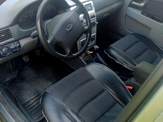 Серый ВАЗ Priora, объемом двигателя 1.6 л и пробегом 182 тыс. км за 3000 $, фото 2 на Automoto.ua