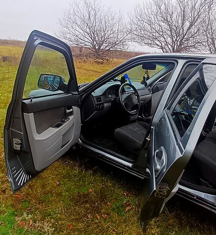 Серый ВАЗ Priora, объемом двигателя 1.6 л и пробегом 200 тыс. км за 3000 $, фото 4 на Automoto.ua