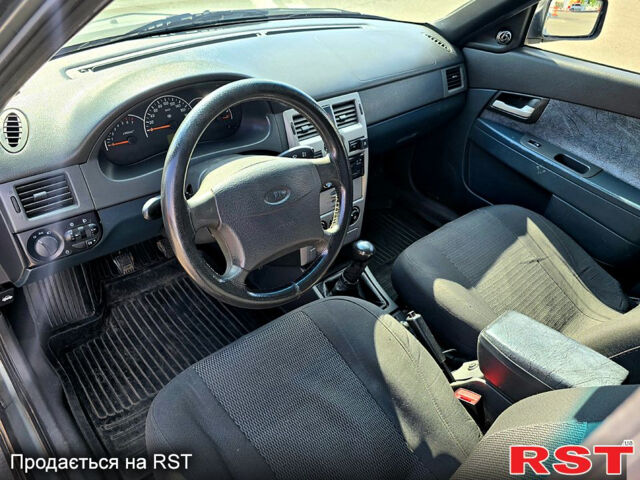 Серый ВАЗ Priora, объемом двигателя 1.6 л и пробегом 250 тыс. км за 1600 $, фото 6 на Automoto.ua