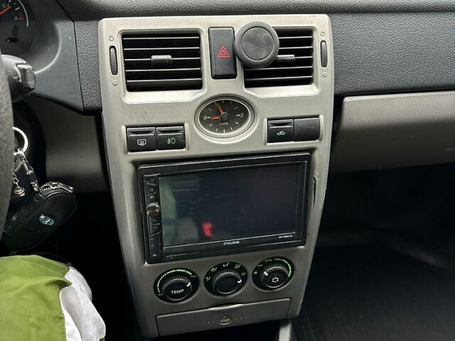 Сірий ВАЗ Priora, об'ємом двигуна 1.6 л та пробігом 190 тис. км за 2550 $, фото 9 на Automoto.ua