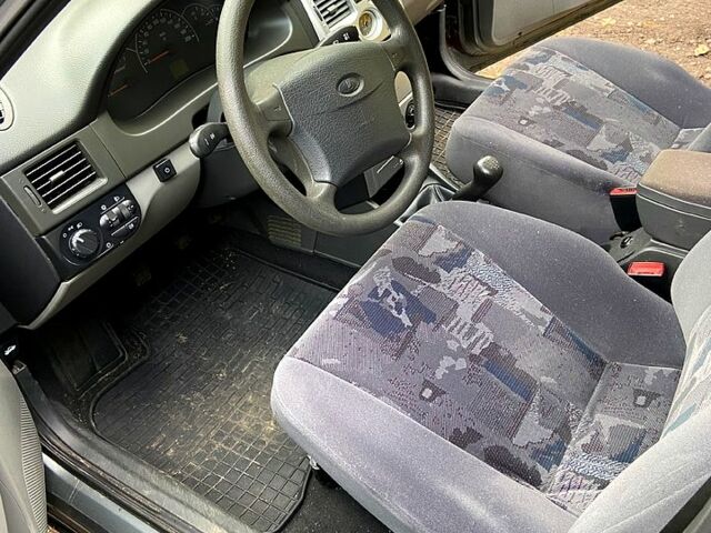 Серый ВАЗ Priora, объемом двигателя 1.6 л и пробегом 197 тыс. км за 2200 $, фото 5 на Automoto.ua