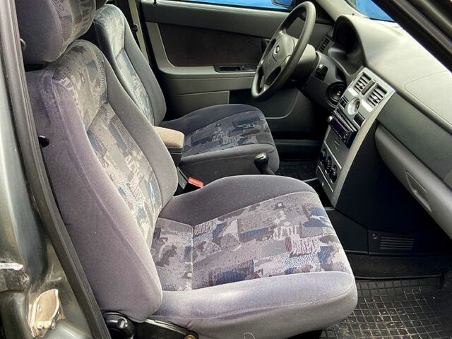 Серый ВАЗ Priora, объемом двигателя 1.6 л и пробегом 197 тыс. км за 2200 $, фото 3 на Automoto.ua