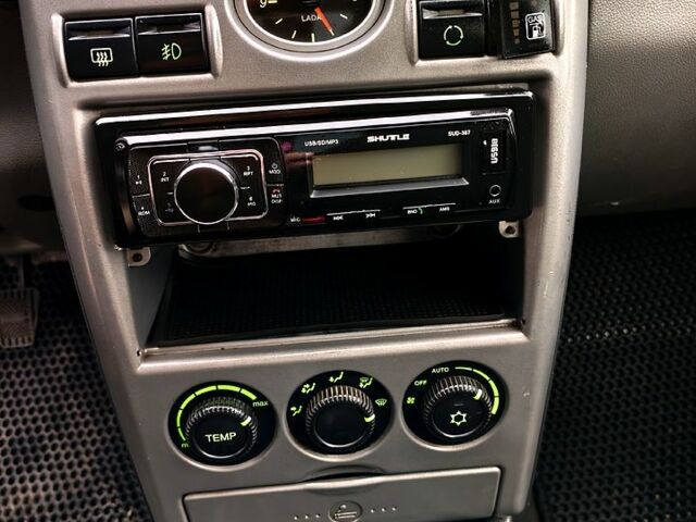 Серый ВАЗ Priora, объемом двигателя 1.6 л и пробегом 182 тыс. км за 2499 $, фото 9 на Automoto.ua