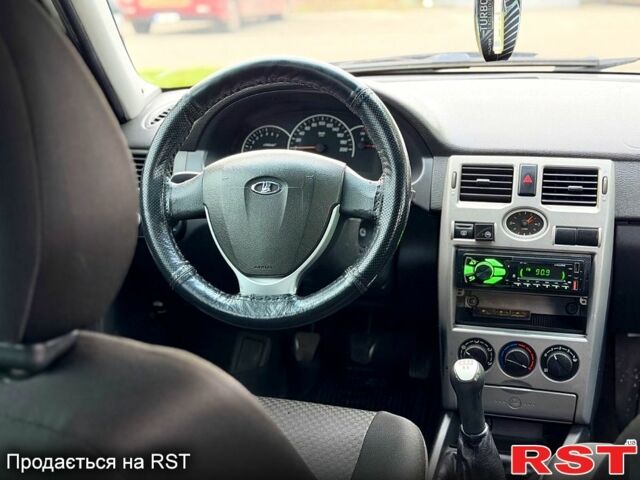 Серый ВАЗ Priora, объемом двигателя 1.6 л и пробегом 172 тыс. км за 3400 $, фото 6 на Automoto.ua