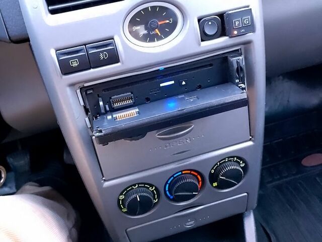 Синій ВАЗ Priora, об'ємом двигуна 1.6 л та пробігом 180 тис. км за 3200 $, фото 2 на Automoto.ua