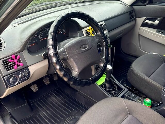 Зелений ВАЗ Priora, об'ємом двигуна 1.6 л та пробігом 327 тис. км за 3800 $, фото 5 на Automoto.ua