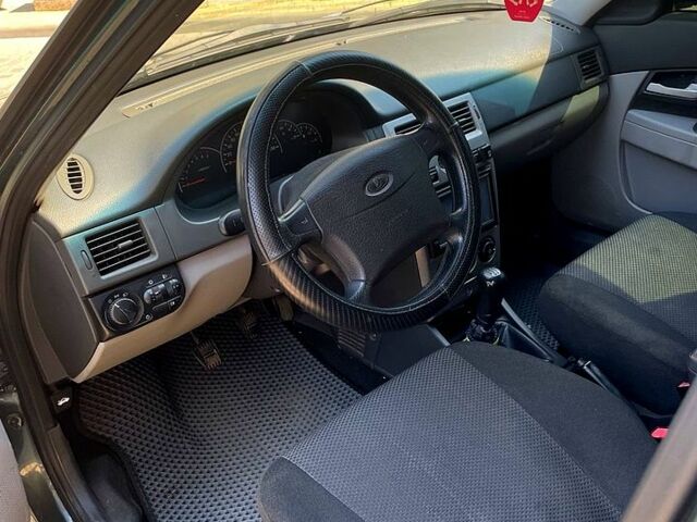 Зеленый ВАЗ Priora, объемом двигателя 1.6 л и пробегом 195 тыс. км за 3600 $, фото 2 на Automoto.ua