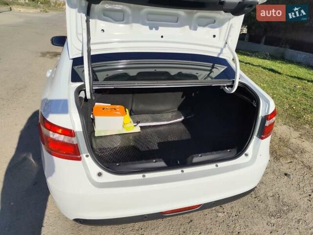 Белый ВАЗ Веста, объемом двигателя 1.6 л и пробегом 50 тыс. км за 9000 $, фото 1 на Automoto.ua