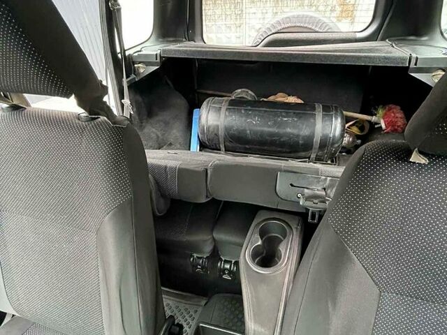 Білий ВАЗ Niva Travel, об'ємом двигуна 1.7 л та пробігом 94 тис. км за 6000 $, фото 11 на Automoto.ua