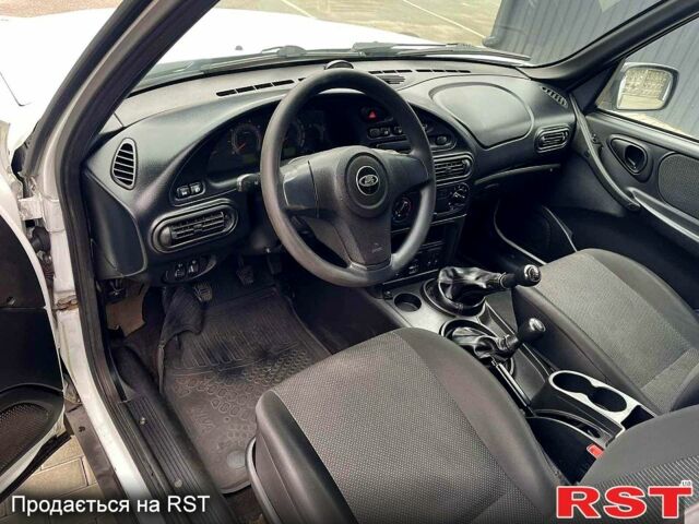 Білий ВАЗ Niva Travel, об'ємом двигуна 1.7 л та пробігом 94 тис. км за 6000 $, фото 6 на Automoto.ua