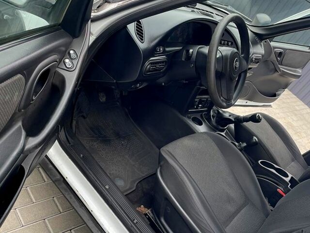 Білий ВАЗ Niva Travel, об'ємом двигуна 1.7 л та пробігом 94 тис. км за 6000 $, фото 7 на Automoto.ua