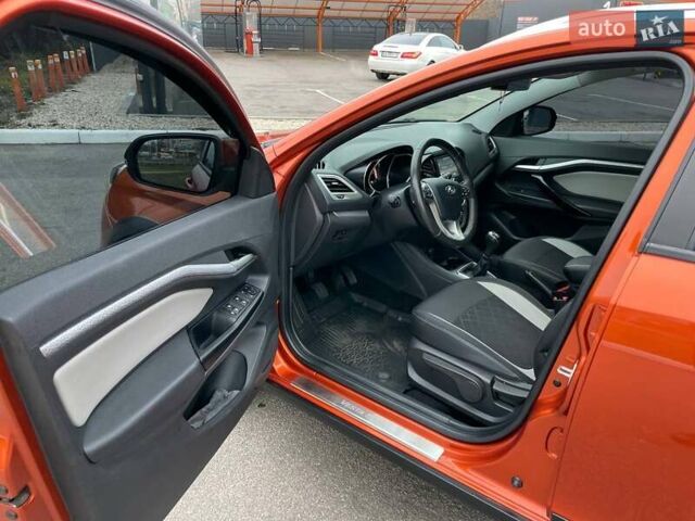 Оранжевый ВАЗ Vesta Cross, объемом двигателя 1.77 л и пробегом 45 тыс. км за 12500 $, фото 11 на Automoto.ua