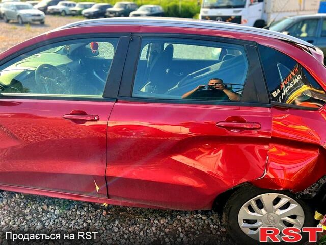 Красный ВАЗ X-RAY, объемом двигателя 1.6 л и пробегом 20 тыс. км за 3450 $, фото 2 на Automoto.ua